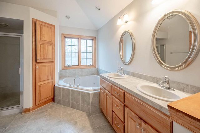 8900 N Lodgewood ROAD, River Hills, WI 53217