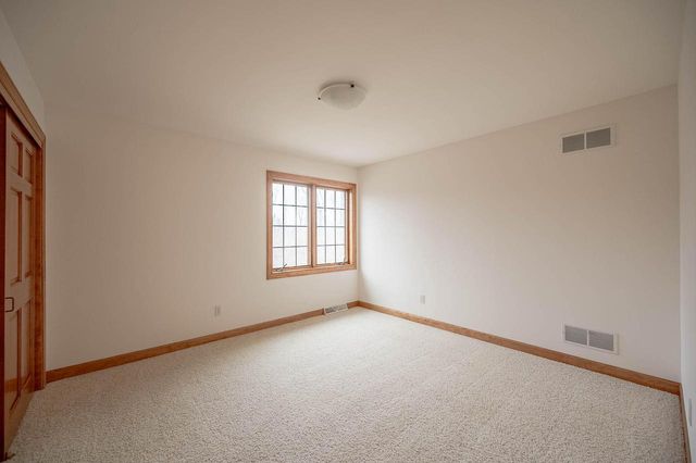 8900 N Lodgewood ROAD, River Hills, WI 53217