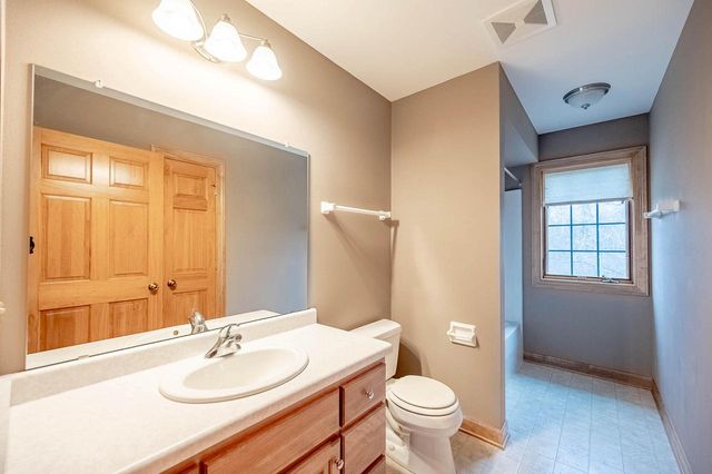 8900 N Lodgewood ROAD, River Hills, WI 53217