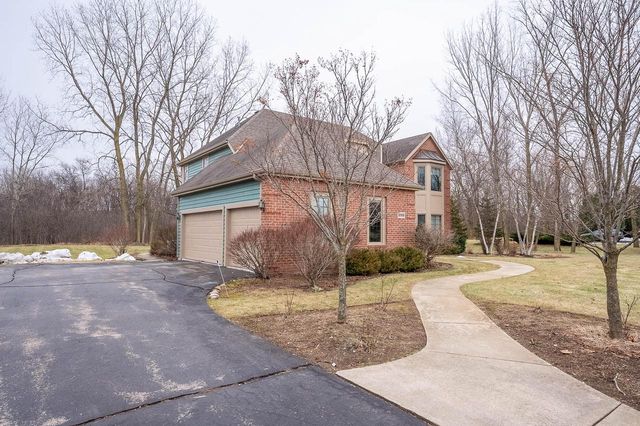8900 N Lodgewood ROAD, River Hills, WI 53217