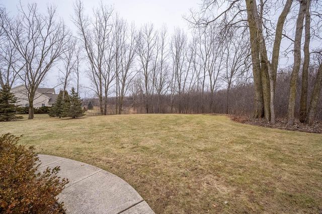 8900 N Lodgewood ROAD, River Hills, WI 53217