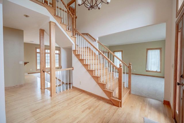 8900 N Lodgewood ROAD, River Hills, WI 53217