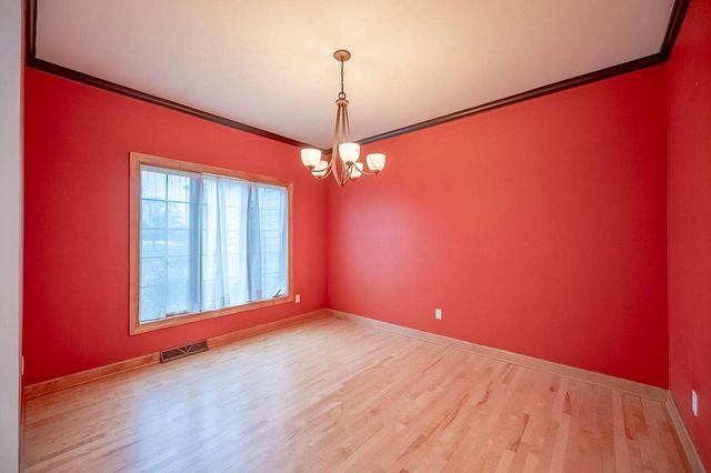 8900 N Lodgewood ROAD, River Hills, WI 53217