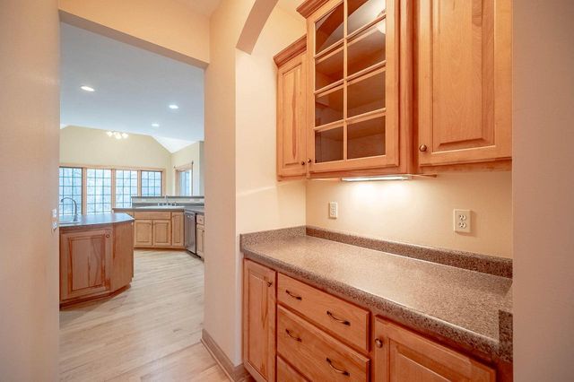 8900 N Lodgewood ROAD, River Hills, WI 53217