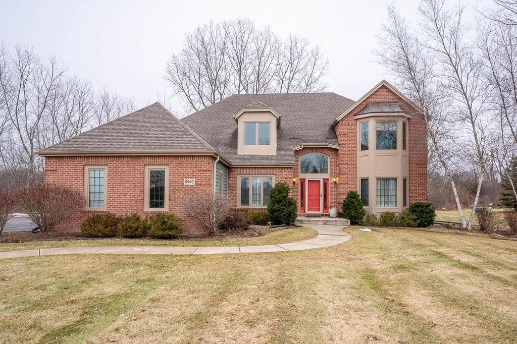 8900 N Lodgewood ROAD, River Hills, WI 53217