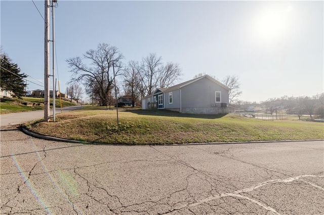 1121 N 6th Street, Atchison, KS 66002