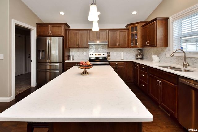 526 COTTONWOOD Circle, East Peoria, IL 61611