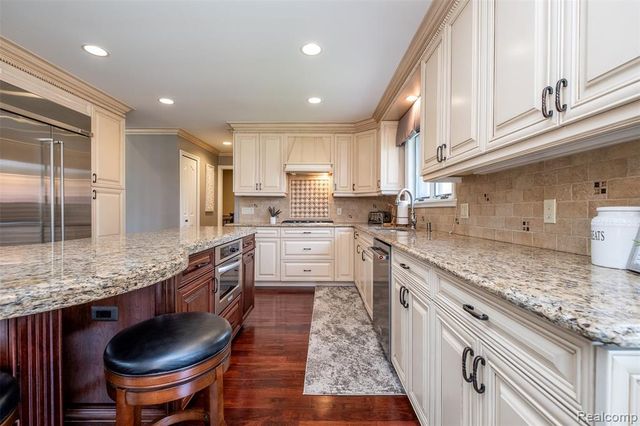 53588 Oak Grove, Utica, MI 48315