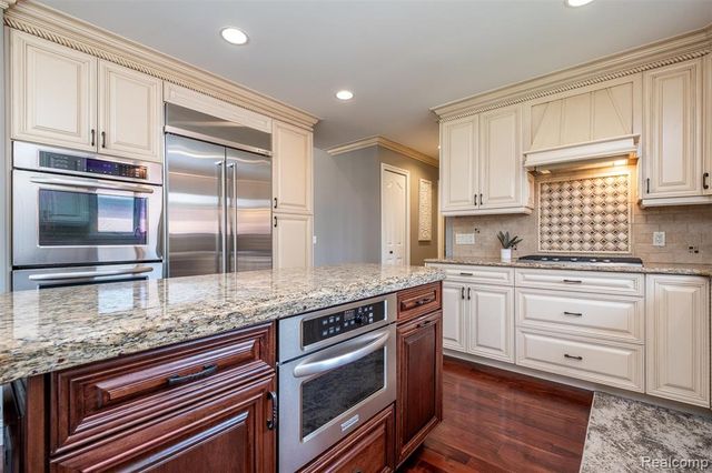 53588 Oak Grove, Utica, MI 48315