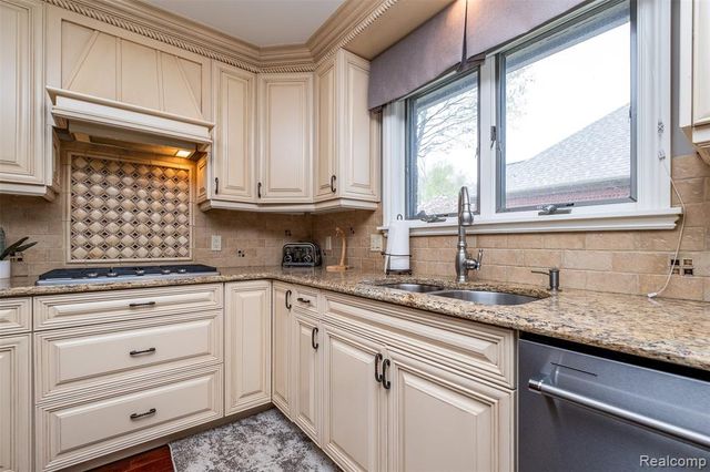 53588 Oak Grove, Utica, MI 48315