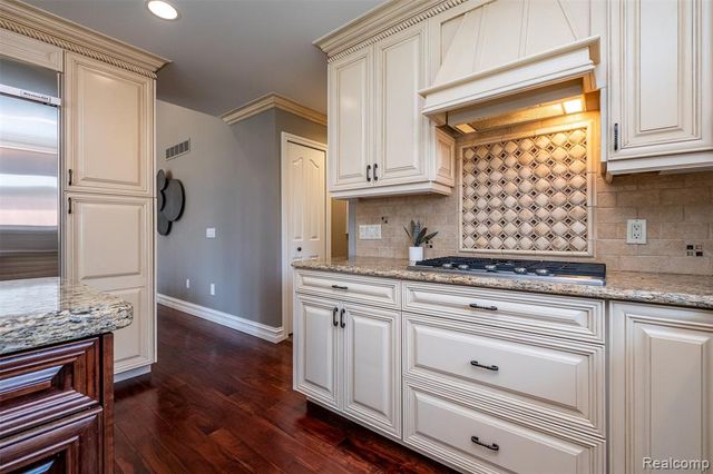 53588 Oak Grove, Utica, MI 48315