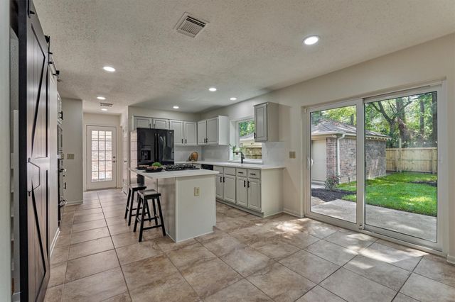 71 Breezy Point Place, Spring, TX 77381