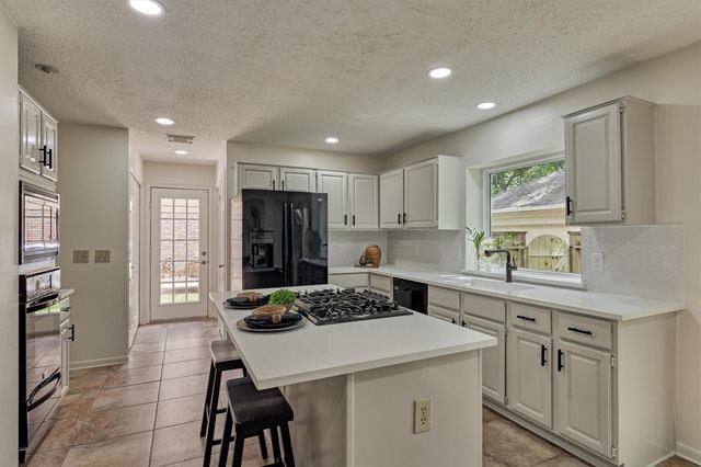 71 Breezy Point Place, Spring, TX 77381