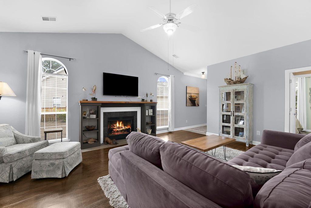 Image 10 of property listing at 1553 Sweet Myrtle Circle, Mount Pleasant, SC 29466