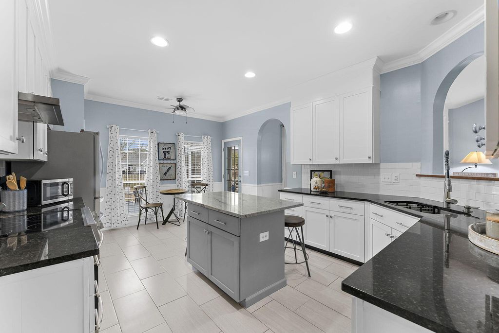 Image 16 of property listing at 1553 Sweet Myrtle Circle, Mount Pleasant, SC 29466