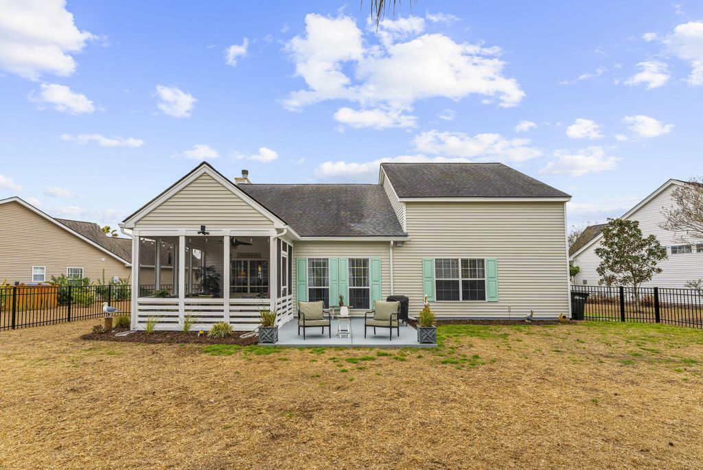 Image 49 of property listing at 1553 Sweet Myrtle Circle, Mount Pleasant, SC 29466