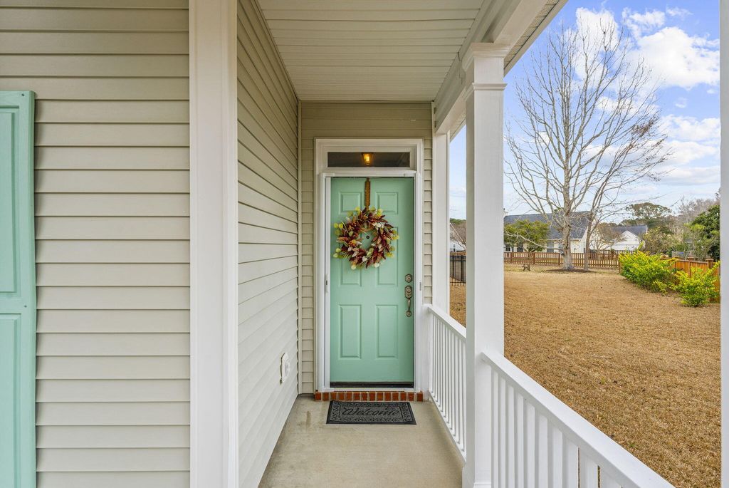 Image 6 of property listing at 1553 Sweet Myrtle Circle, Mount Pleasant, SC 29466