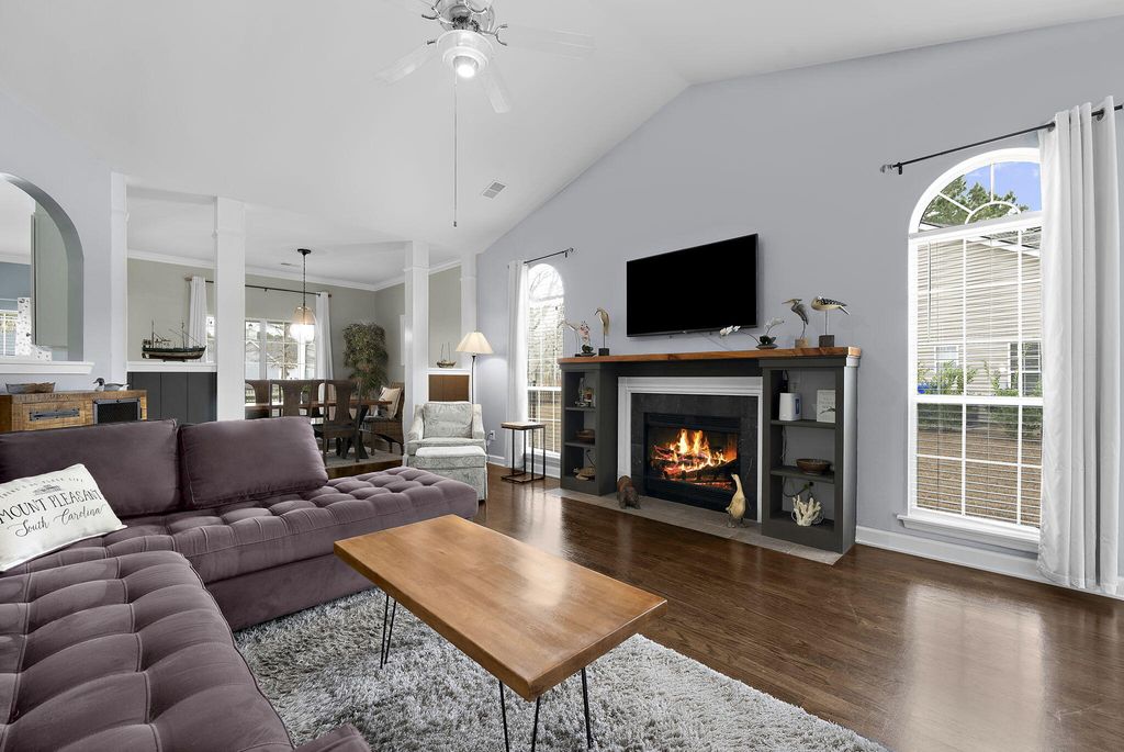 Image 8 of property listing at 1553 Sweet Myrtle Circle, Mount Pleasant, SC 29466