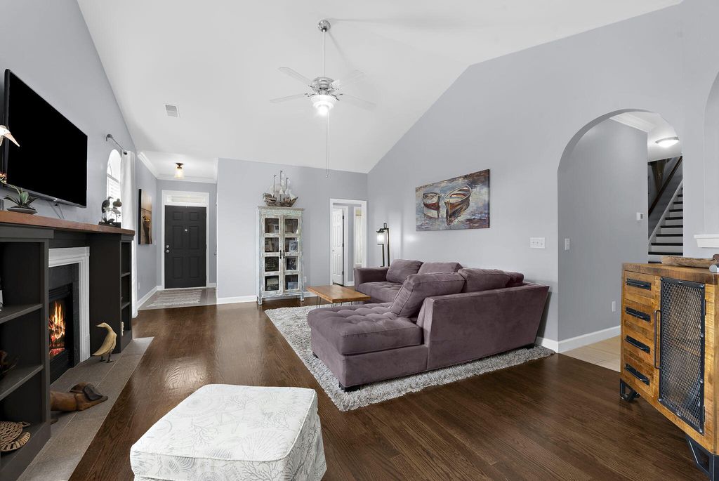 Image 9 of property listing at 1553 Sweet Myrtle Circle, Mount Pleasant, SC 29466