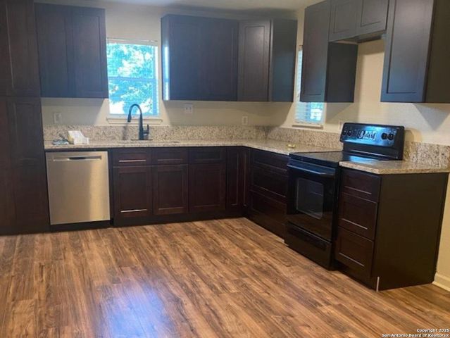 200 Persons, Stockdale, TX 78160