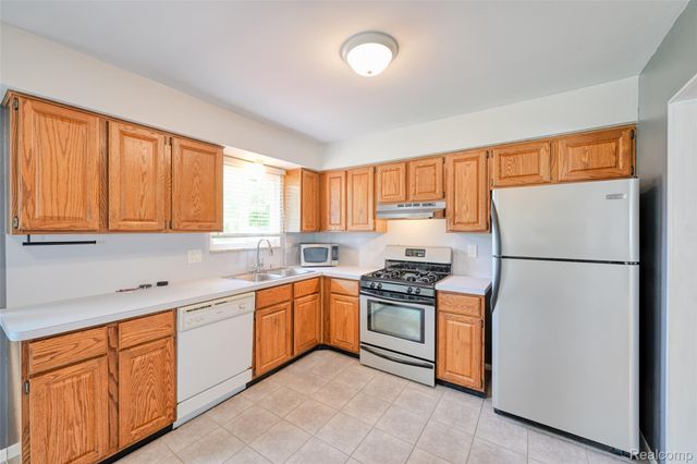 2460 Massena Street, Commerce Charter Township, MI 48382