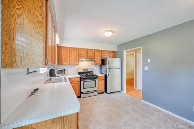 2460 Massena Street, Commerce Charter Township, MI 48382