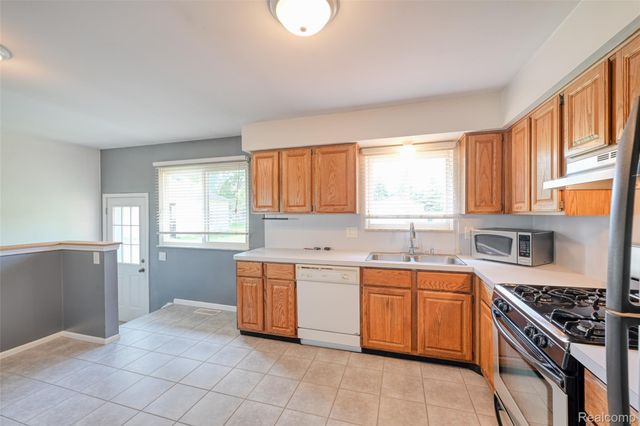 2460 Massena Street, Commerce Charter Township, MI 48382