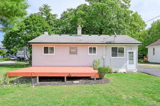 2460 Massena Street, Commerce Charter Township, MI 48382