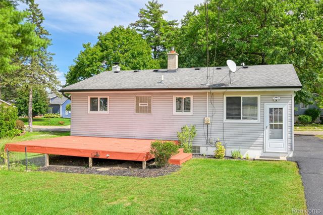 2460 Massena Street, Commerce Charter Township, MI 48382