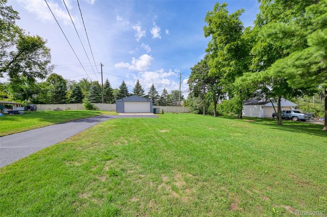 2460 Massena Street, Commerce Charter Township, MI 48382