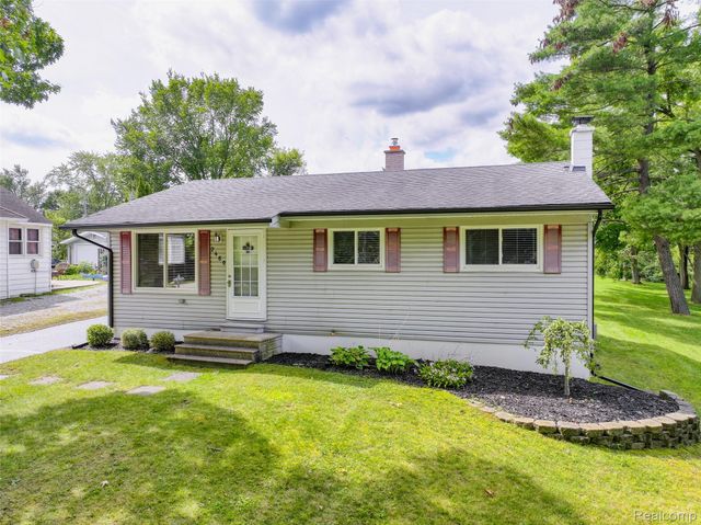 2460 Massena Street, Commerce Charter Township, MI 48382