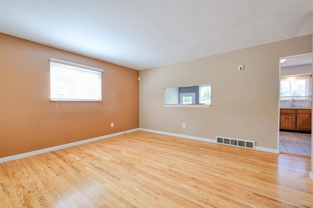 2460 Massena Street, Commerce Charter Township, MI 48382