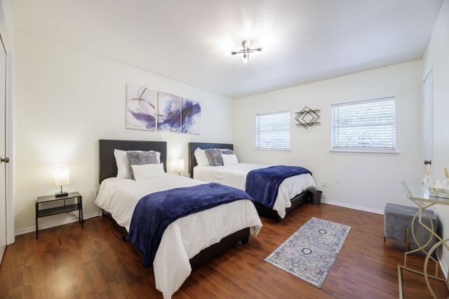 2406 Hollandale Circle, Arlington, TX 76010