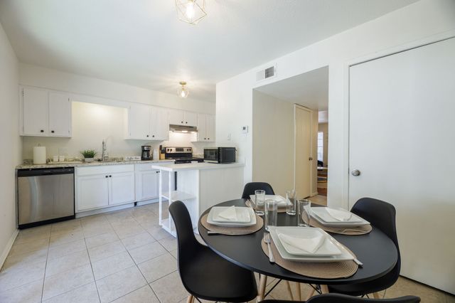 2406 Hollandale Circle, Arlington, TX 76010