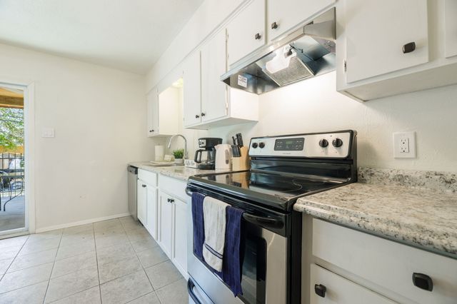 2406 Hollandale Circle, Arlington, TX 76010