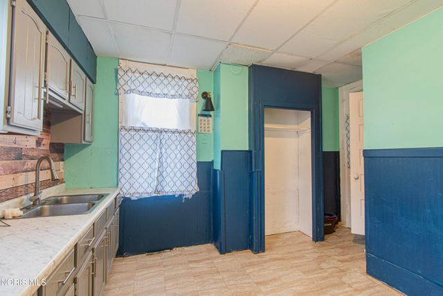 2422 Lawrence Avenue, Toledo, OH 43620