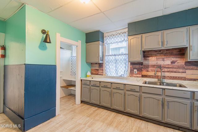 2422 Lawrence Avenue, Toledo, OH 43620