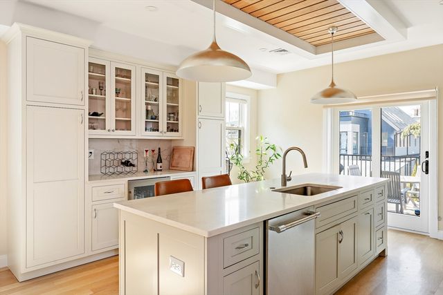 12 Putnam St 2, Somerville, MA 02143