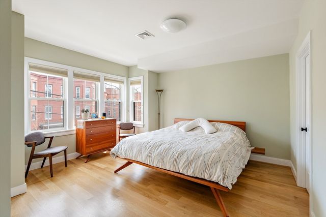 12 Putnam St 2, Somerville, MA 02143