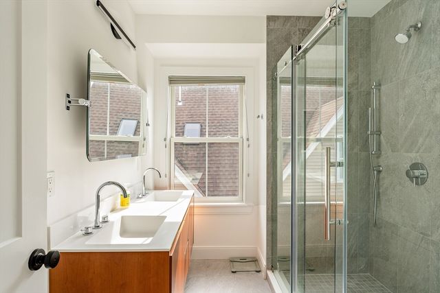 12 Putnam St 2, Somerville, MA 02143