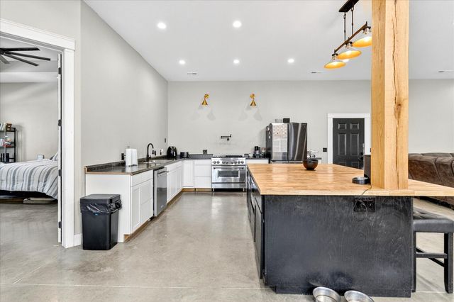 6752 N Farm Road 141, Springfield, MO 65803