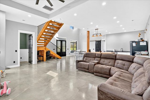 6752 N Farm Road 141, Springfield, MO 65803