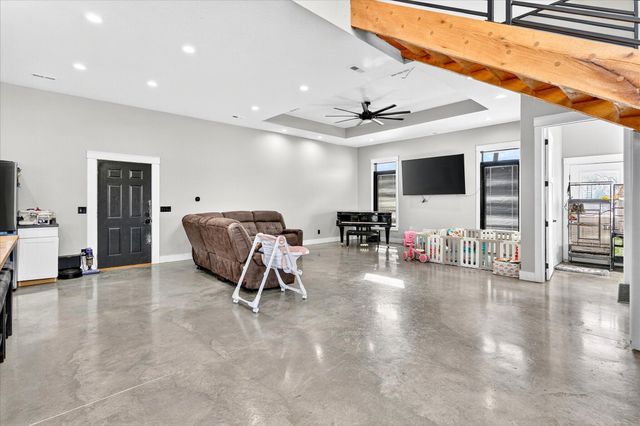 6752 N Farm Road 141, Springfield, MO 65803