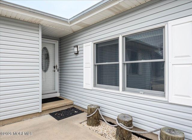 19 Crane Way, Toms River, NJ 08753