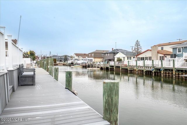 19 Crane Way, Toms River, NJ 08753