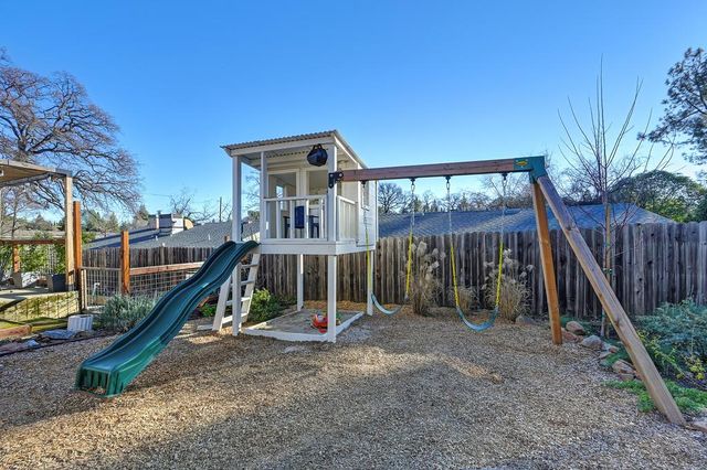 1345 Live Oak Ln, Auburn, CA 95603