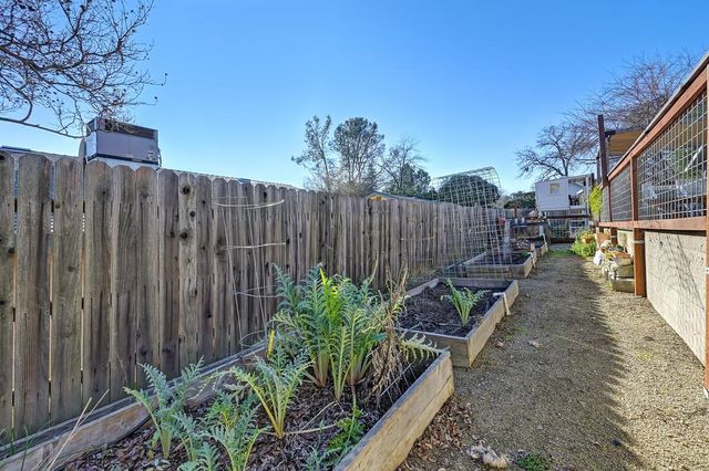 1345 Live Oak Ln, Auburn, CA 95603