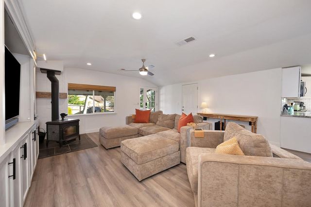 1345 Live Oak Ln, Auburn, CA 95603