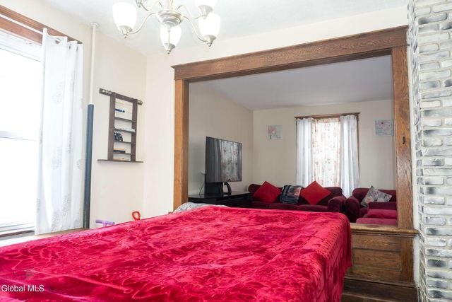 37 Chiswell Street, Schenectady, NY 12304