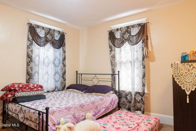 37 Chiswell Street, Schenectady, NY 12304